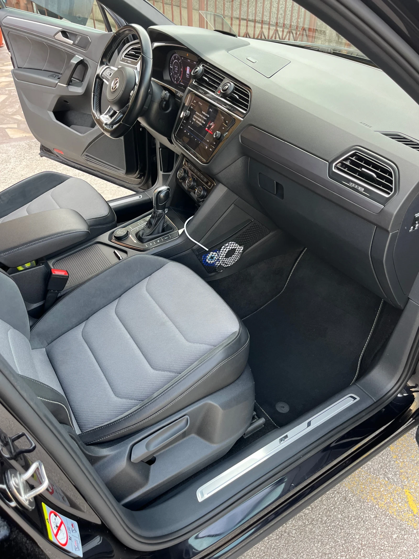 VW Tiguan, снимка 12 - Автомобили и джипове - 55771876