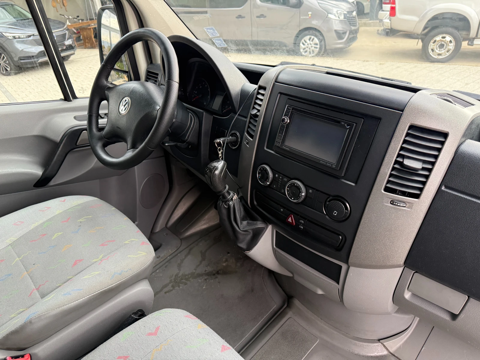 VW Crafter 2.5TDI Клима L2H2  - изображение 9