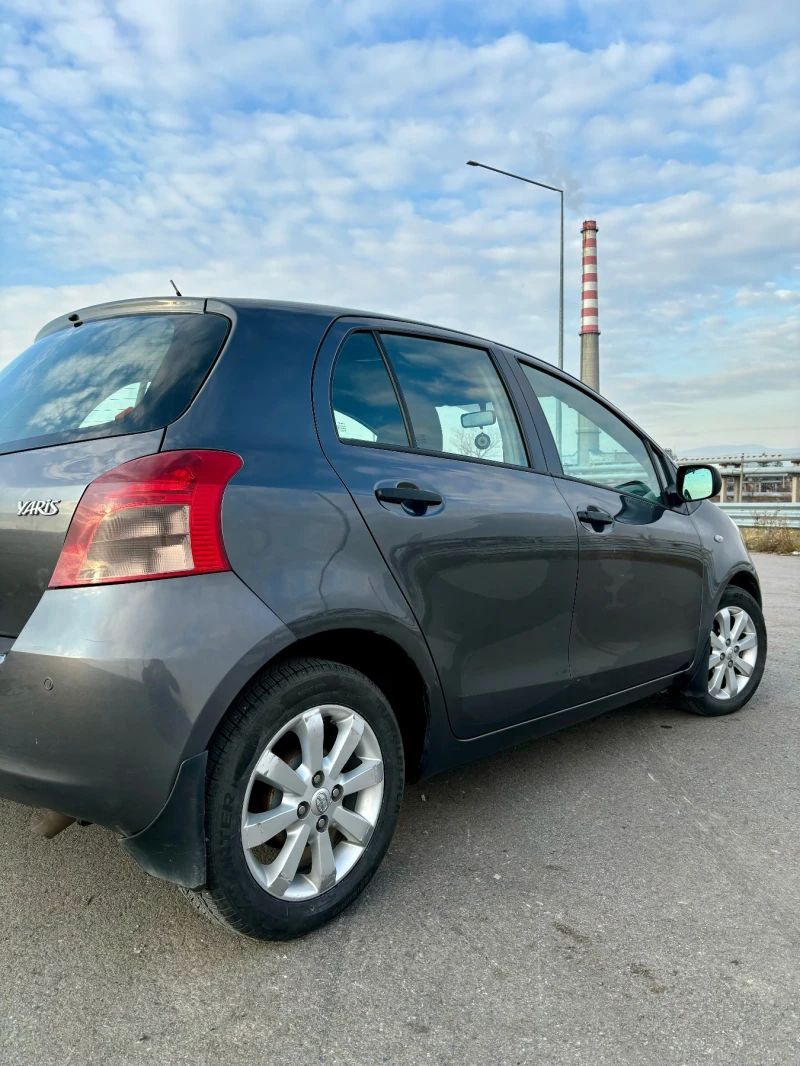 Toyota Yaris 1.3, снимка 8 - Автомобили и джипове - 48237089