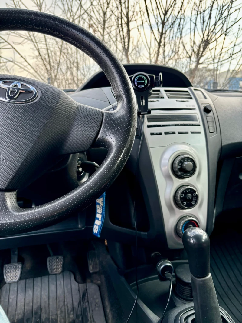 Toyota Yaris 1.3, снимка 10 - Автомобили и джипове - 48237089