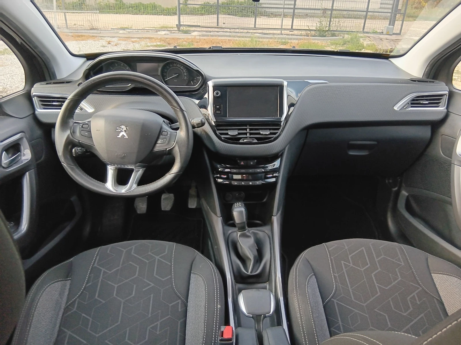 Peugeot 2008 1.2i PureTech  - изображение 8