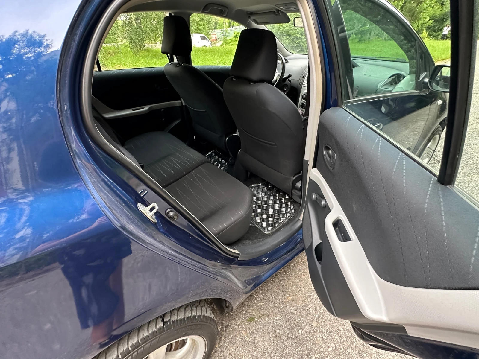 Toyota Yaris 1.3 бензин, снимка 9 - Автомобили и джипове - 56241062