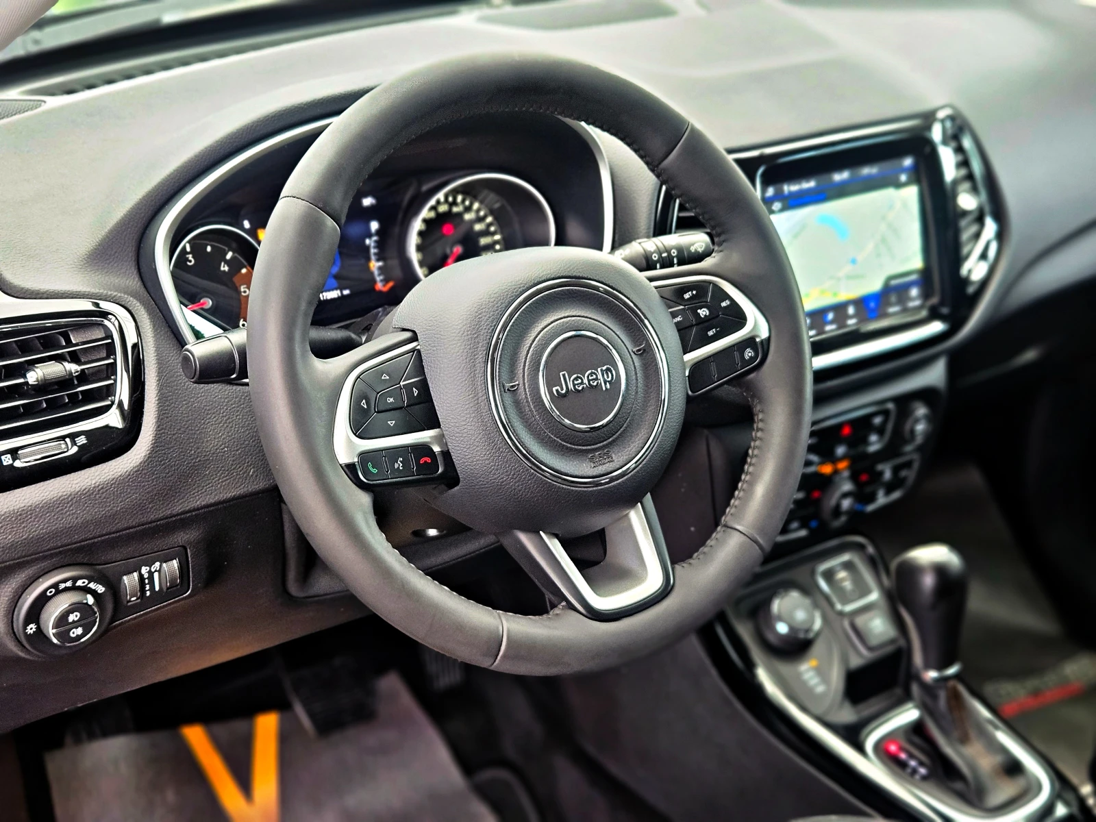 Jeep Compass LIMITED/4X4/САМОПАРКИРАНЕ/CAMERA/LINE ASSYST/LIZIN, снимка 11 - Автомобили и джипове - 54816774