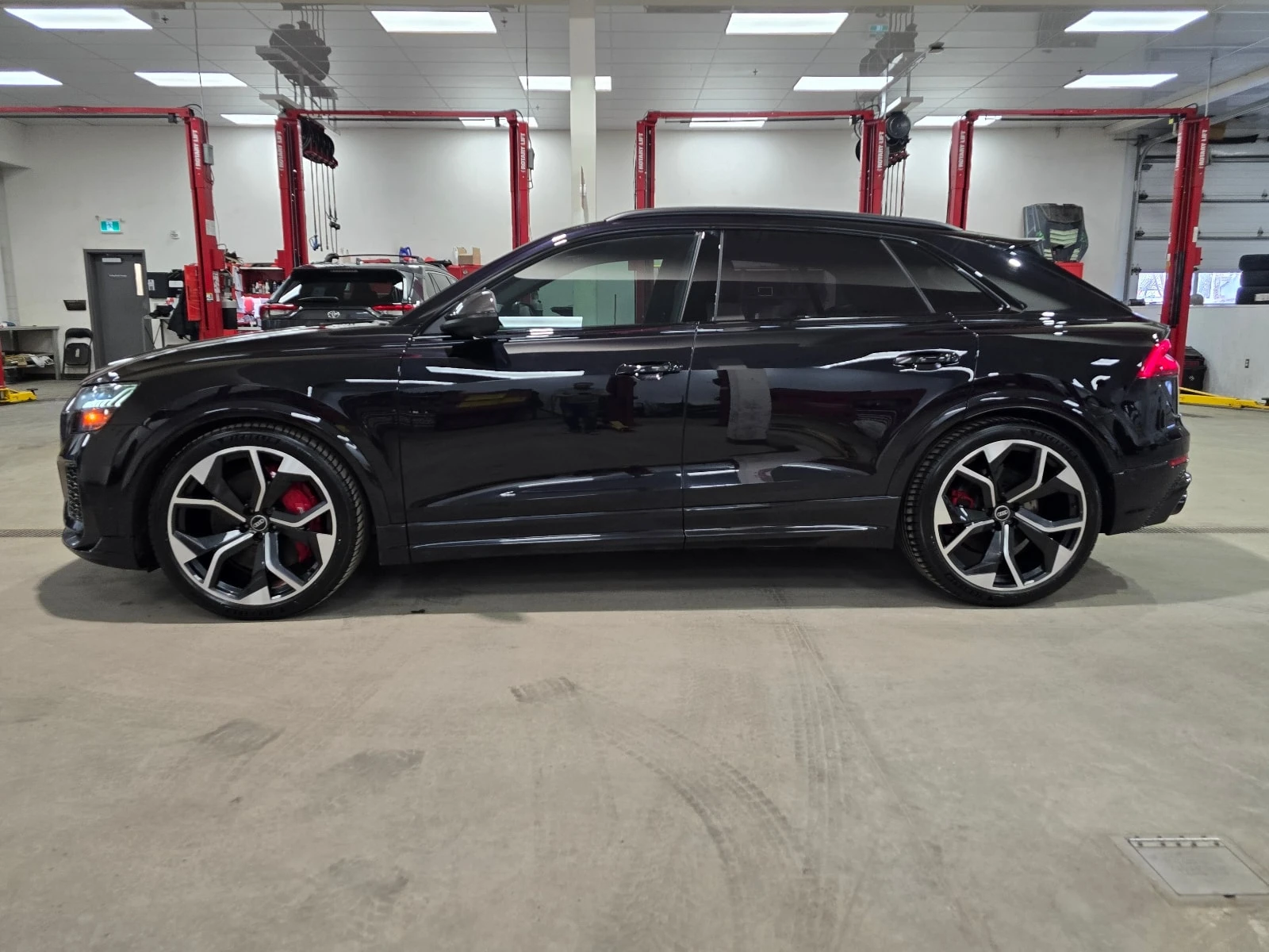 Audi RSQ8 * CARFAX * БЕЗ ЗАБЕЛЕЖКА * ОТ ПРЕДСТАВИТЕЛСТВО, снимка 2 - Автомобили и джипове - 55839284