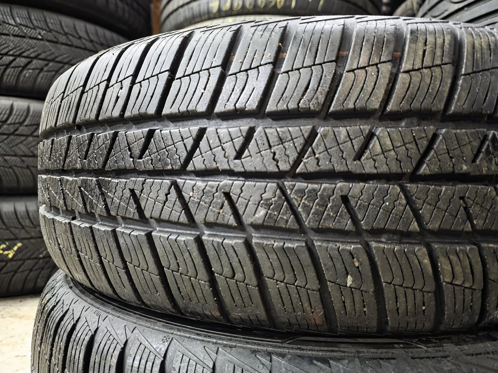 Гуми Зимни 205/60R16