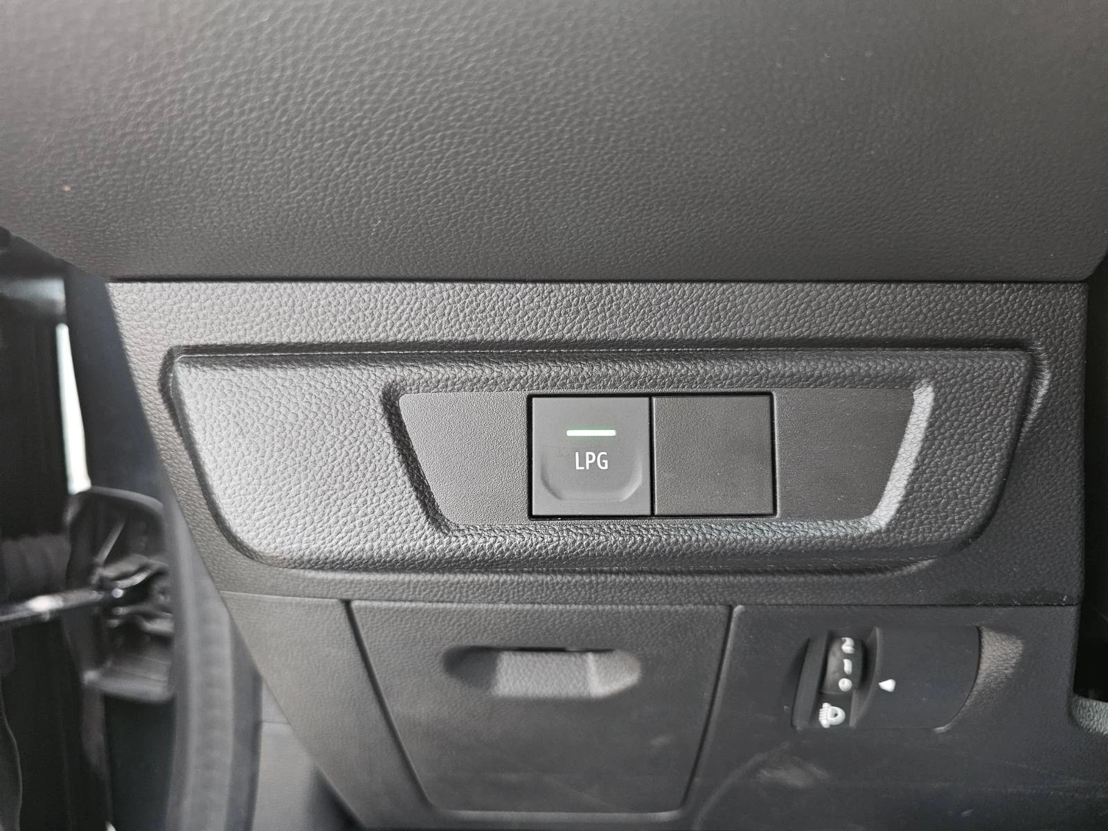 Dacia Jogger 1.0 TCe 90 Stop&Start LPG, снимка 14 - Автомобили и джипове - 54467574