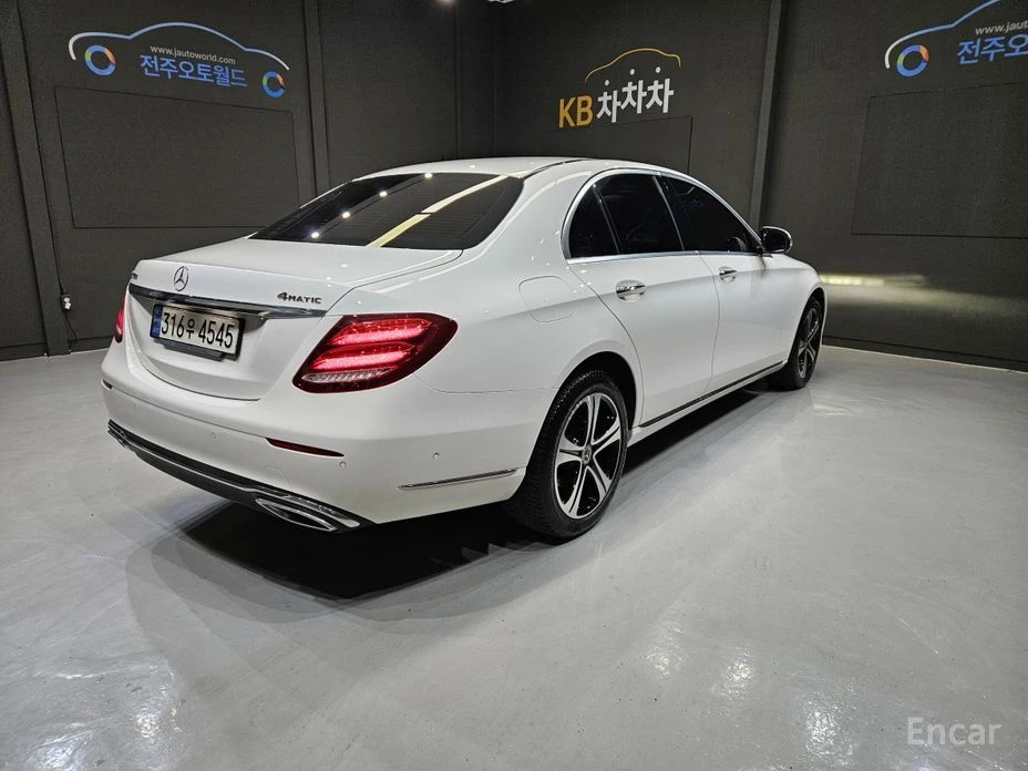 Mercedes-Benz E 220, снимка 2 - Автомобили и джипове - 55510519