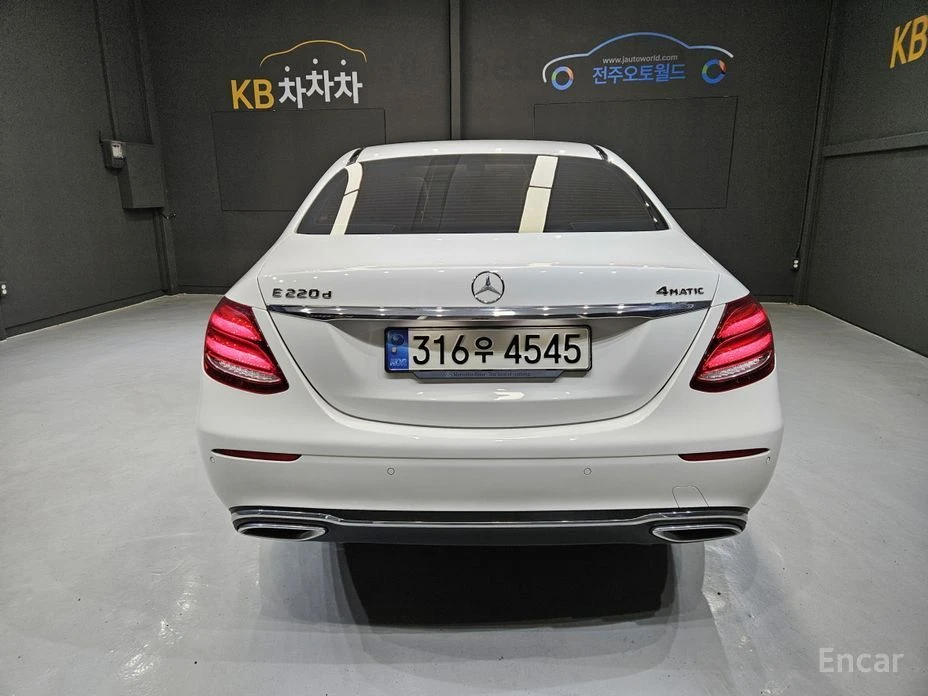 Mercedes-Benz E 220, снимка 4 - Автомобили и джипове - 55510519