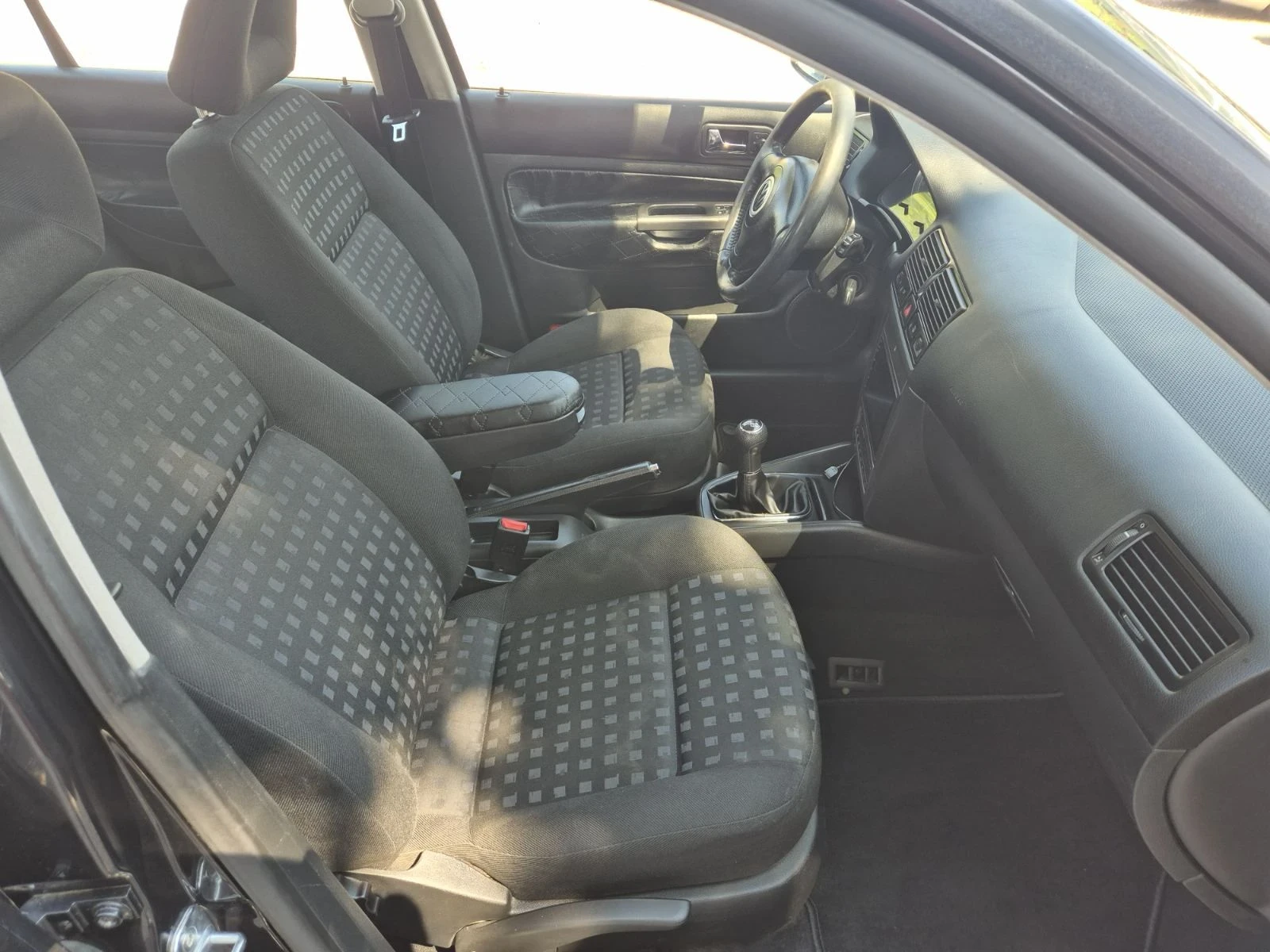 VW Bora 2.0 i, снимка 5 - Автомобили и джипове - 55877897