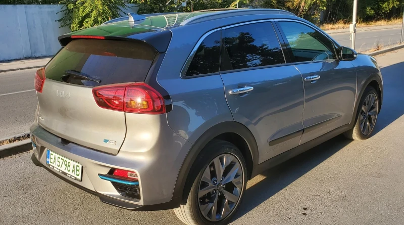 Kia Niro 204кс Всички екстри, снимка 4 - Автомобили и джипове - 52548809