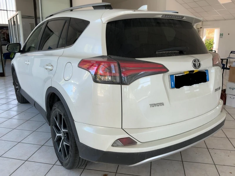 Toyota Rav4 2, 0 D4D facelift, снимка 3 - Автомобили и джипове - 52885491