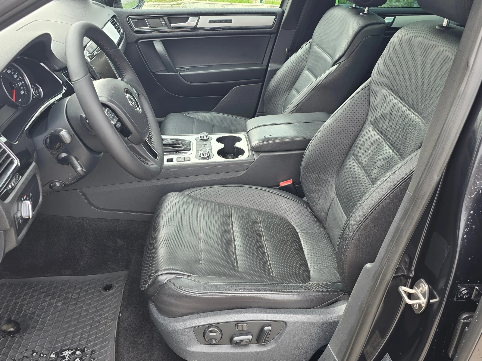 VW Touareg 3.0TDi-v6/4x-motion/Авт./Лизинг, снимка 9 - Автомобили и джипове - 54222974