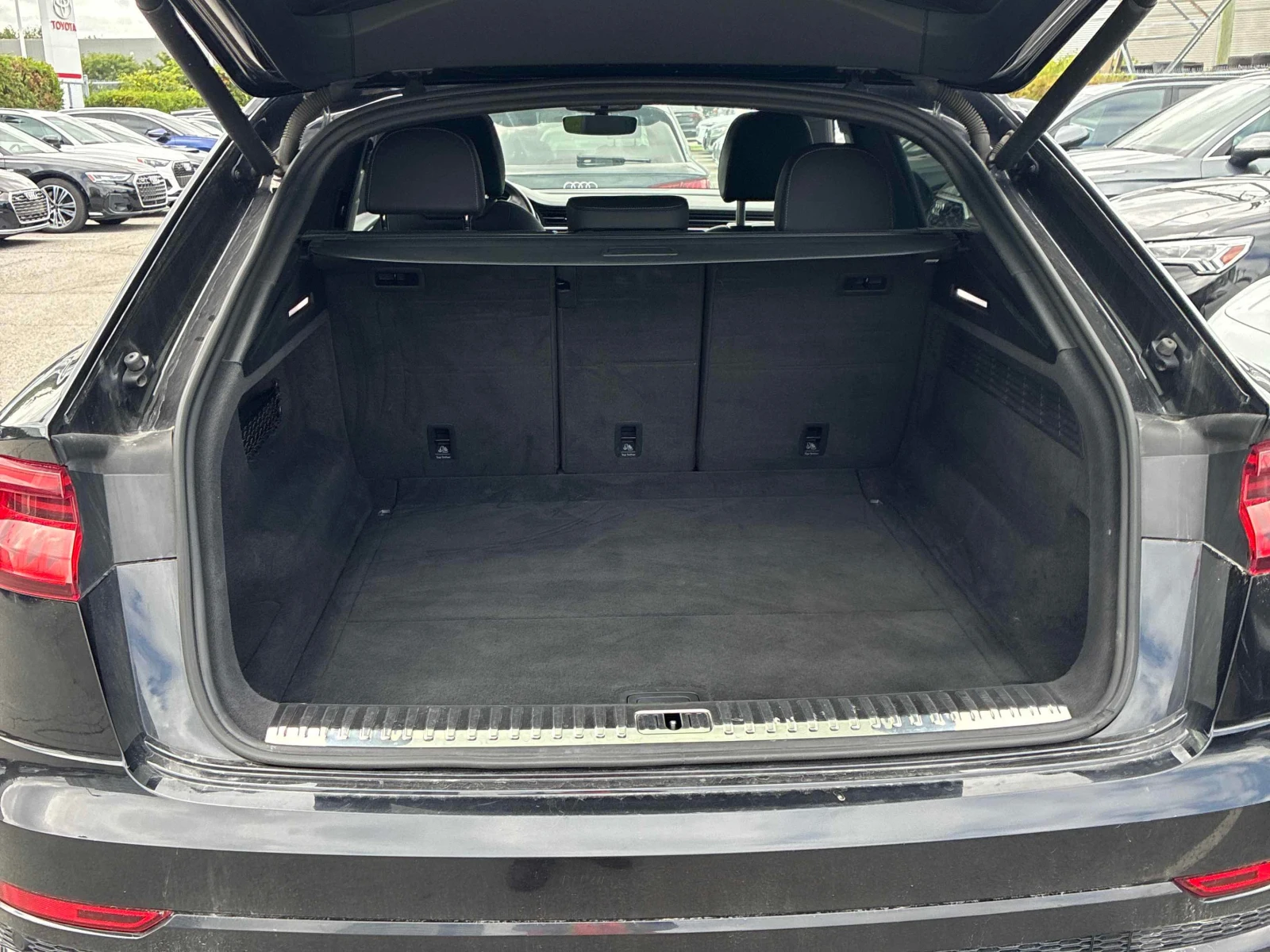 Audi Q8 * Progressiv * CARFAX * ЦЕНА ДО БГ, снимка 11 - Автомобили и джипове - 55872463