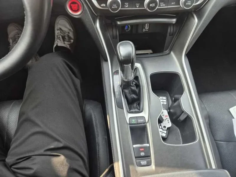 Honda Accord 1.5 Turbo, снимка 13 - Автомобили и джипове - 55882581