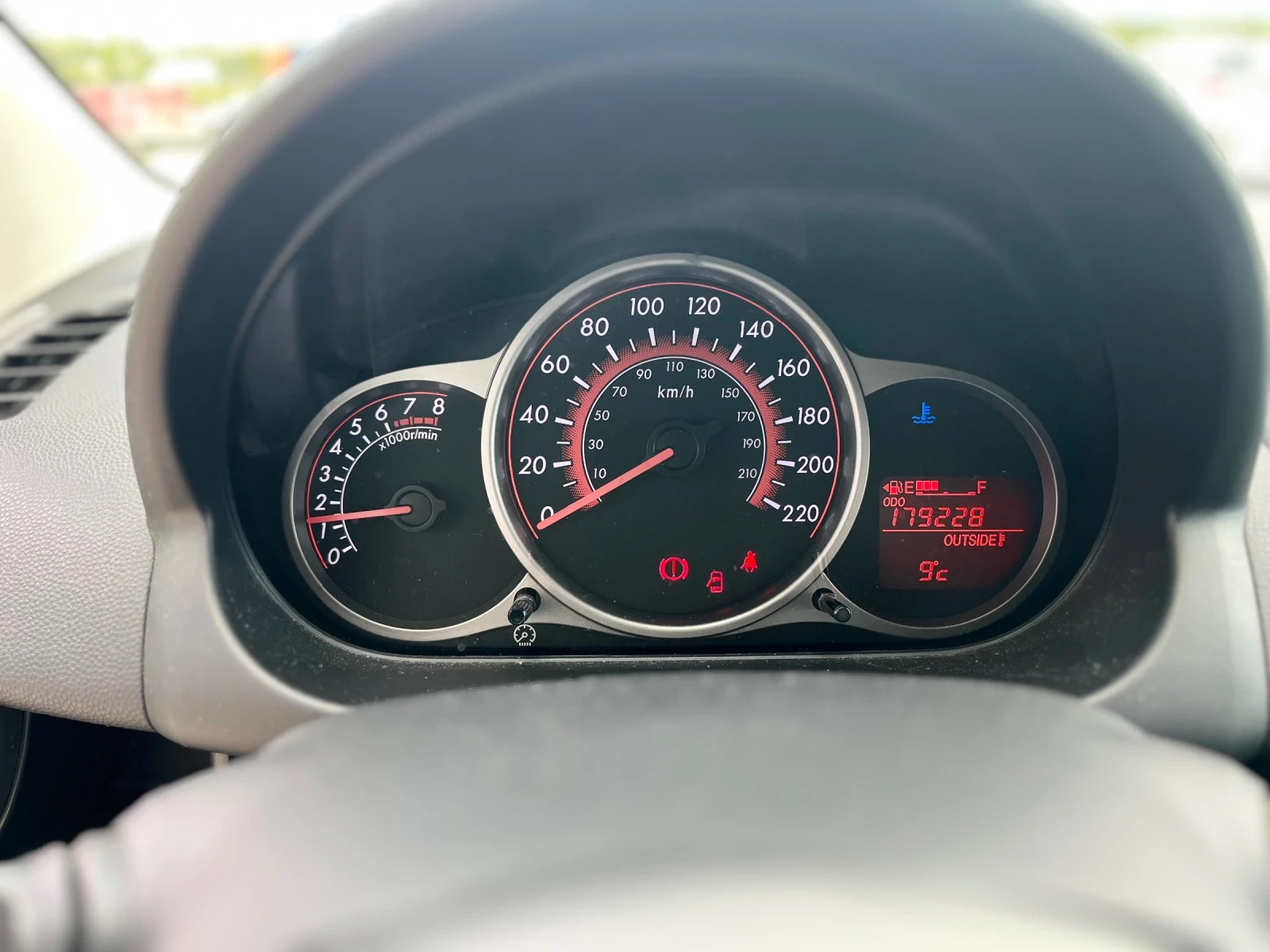 Mazda 2 1.5i sport, снимка 13 - Автомобили и джипове - 54396083