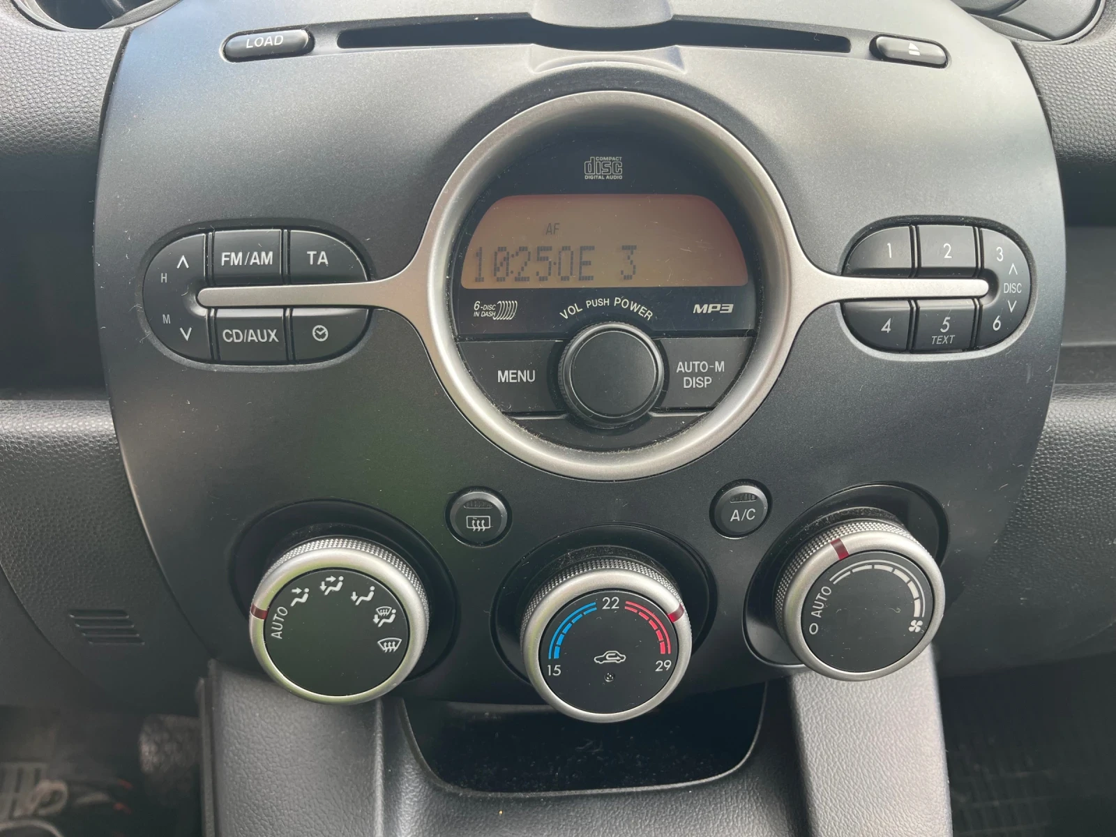 Mazda 2 1.5i sport, снимка 12 - Автомобили и джипове - 54396083