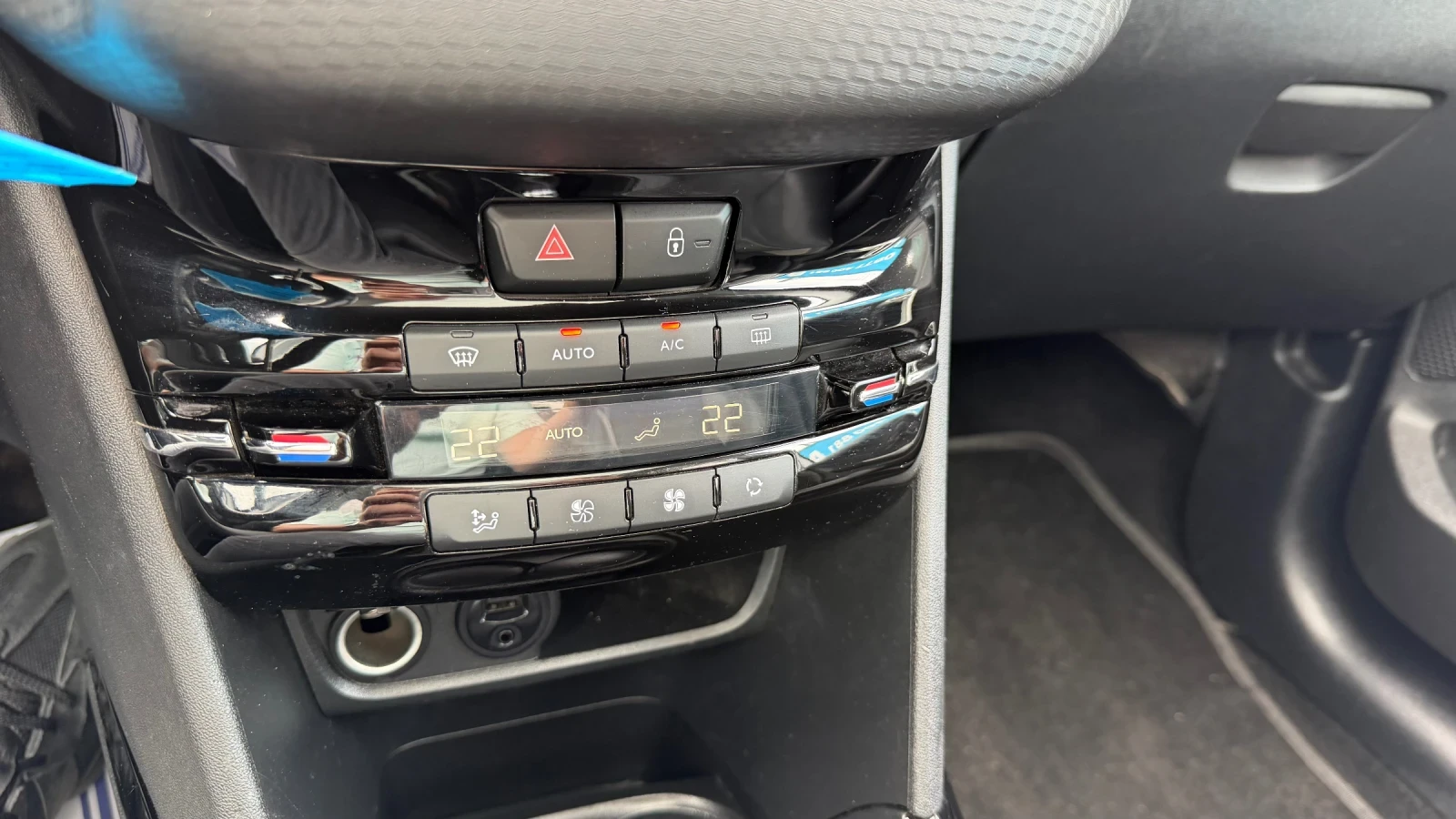 Peugeot 2008 1.6HDI ALLURE SKY, снимка 13 - Автомобили и джипове - 54655172
