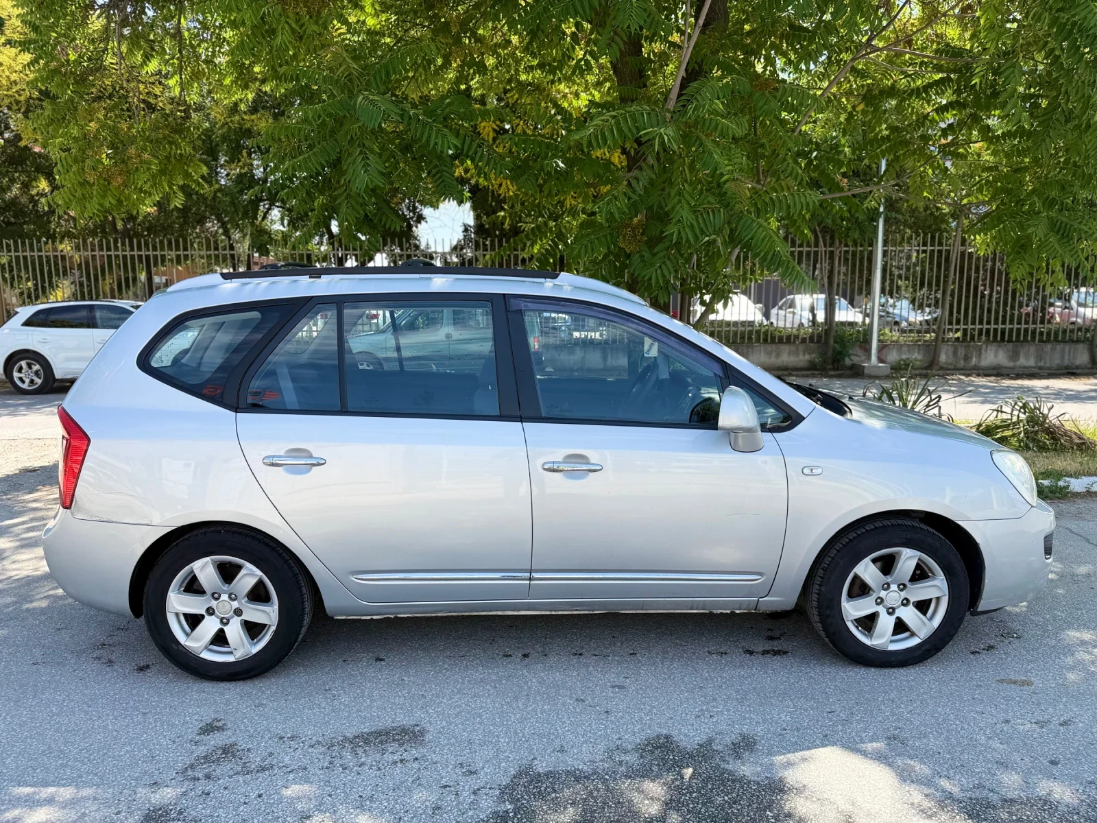Kia Carens 2.0CRDI, снимка 7 - Автомобили и джипове - 54973269