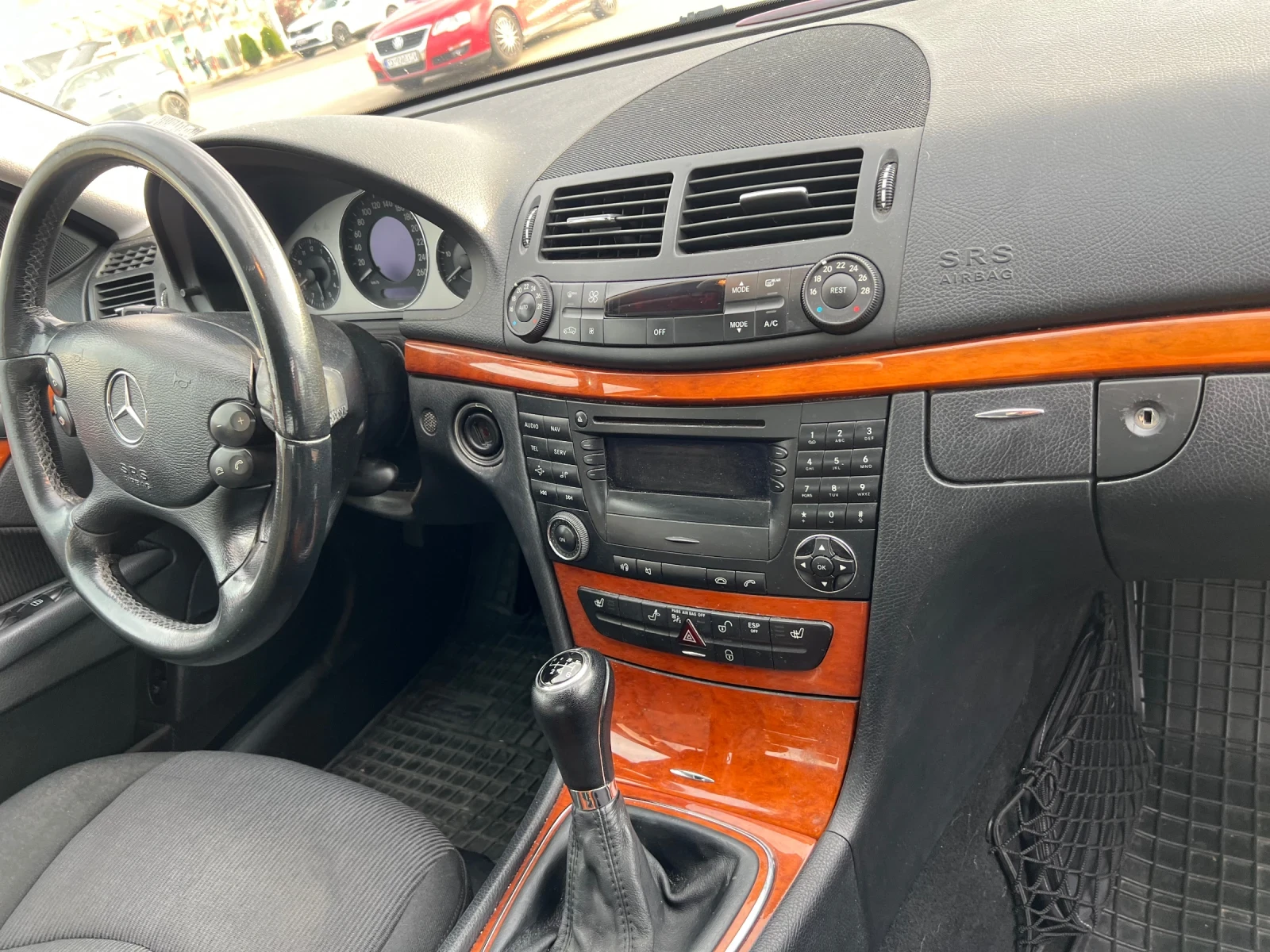 Mercedes-Benz E 220, снимка 7 - Автомобили и джипове - 56273922
