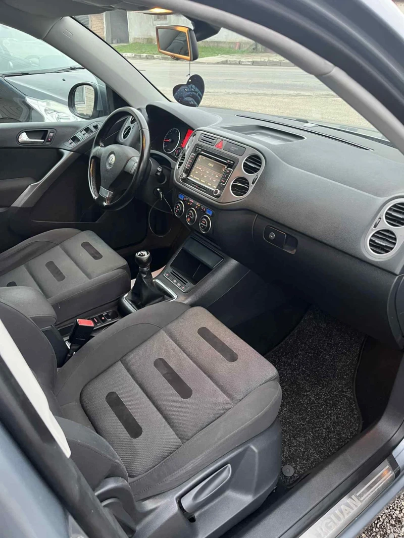 VW Tiguan Sport & Style 4X4, снимка 9 - Автомобили и джипове - 52750437