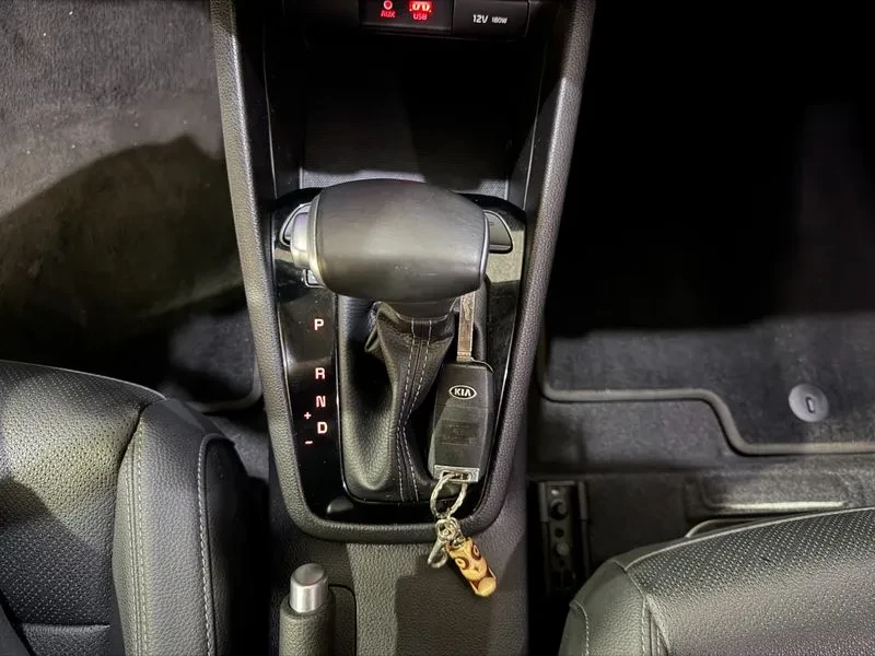 Kia Stonic 1.6 Deluxe, снимка 12 - Автомобили и джипове - 55786818