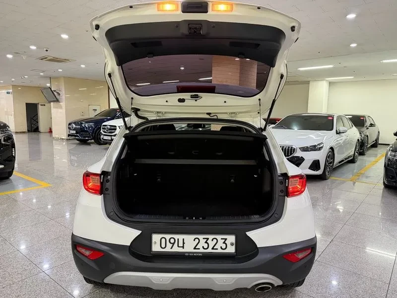 Kia Stonic 1.6 Deluxe, снимка 17 - Автомобили и джипове - 55786818