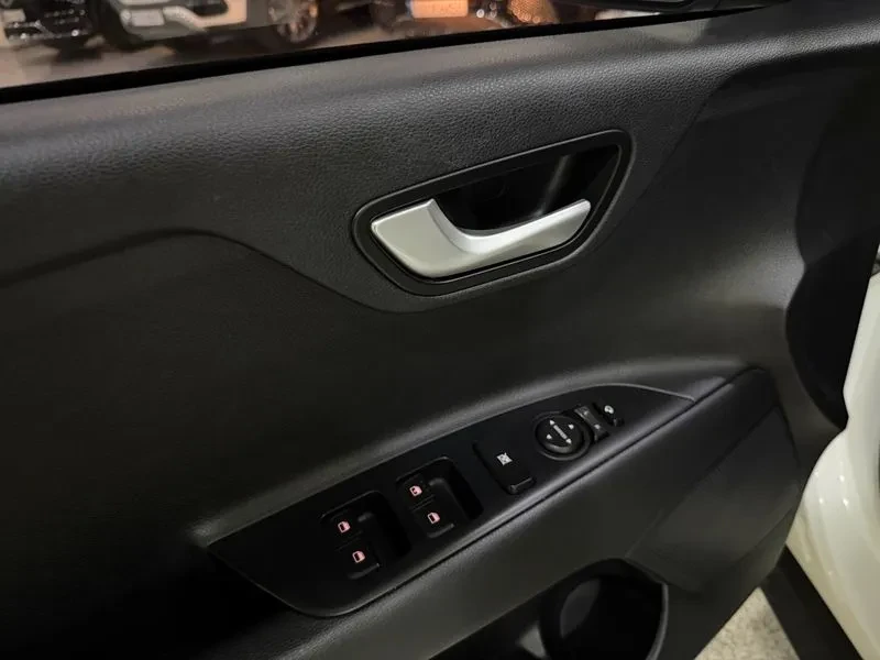 Kia Stonic 1.6 Deluxe, снимка 14 - Автомобили и джипове - 55786818