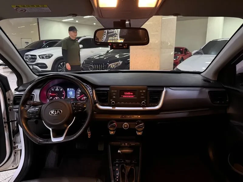 Kia Stonic 1.6 Deluxe, снимка 8 - Автомобили и джипове - 55786818