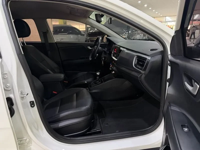 Kia Stonic 1.6 Deluxe, снимка 15 - Автомобили и джипове - 55786818
