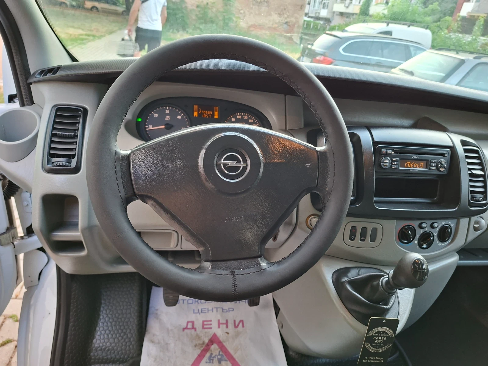 Opel Vivaro Топ състояние! Реални 270км, снимка 11 - Бусове и автобуси - 55610916