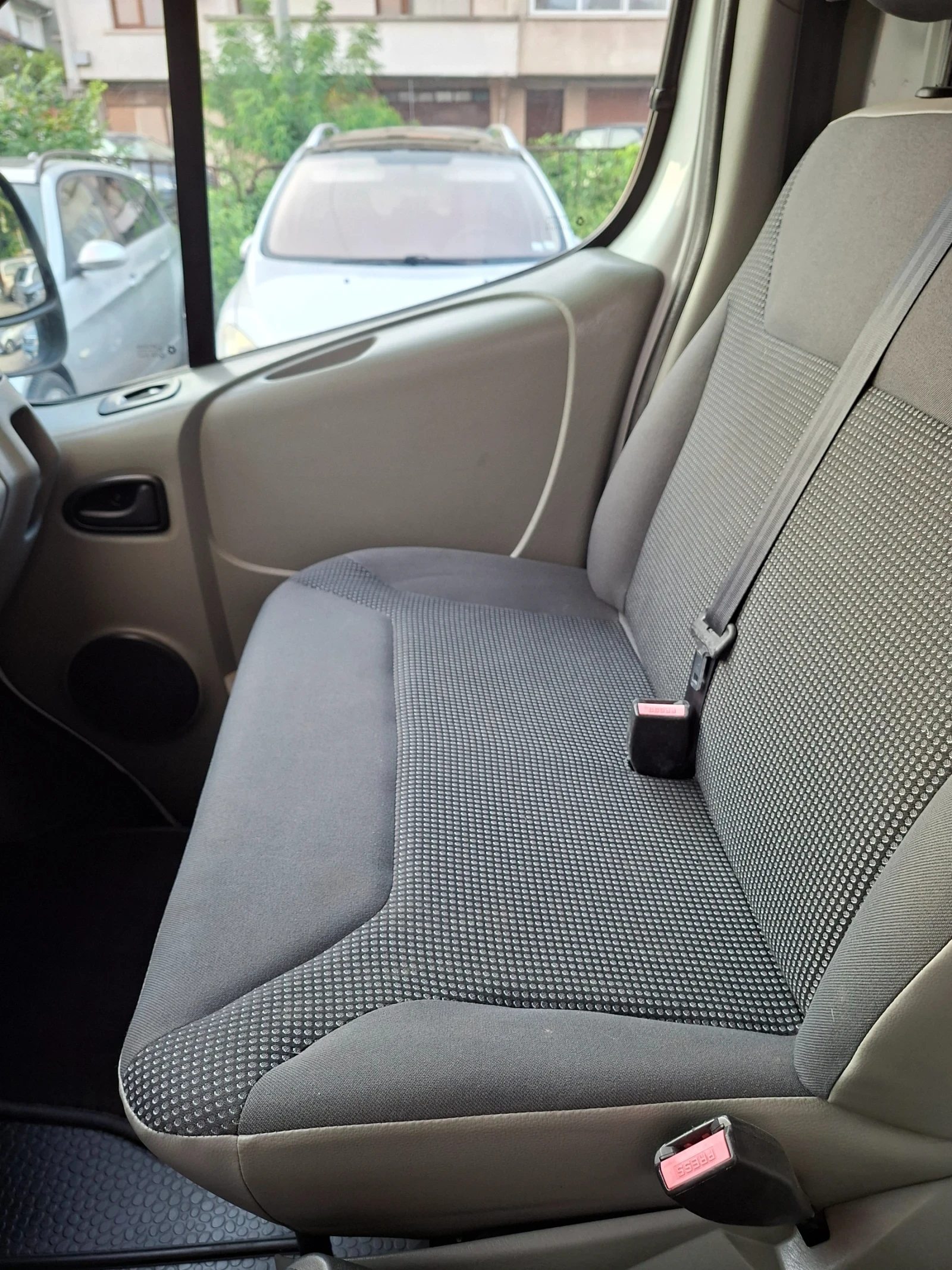 Opel Vivaro Топ състояние! Реални 270км, снимка 12 - Бусове и автобуси - 55610916