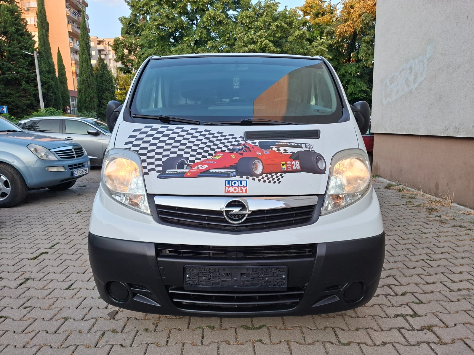 Opel Vivaro Топ състояние! Реални 270км, снимка 2 - Бусове и автобуси - 55610916