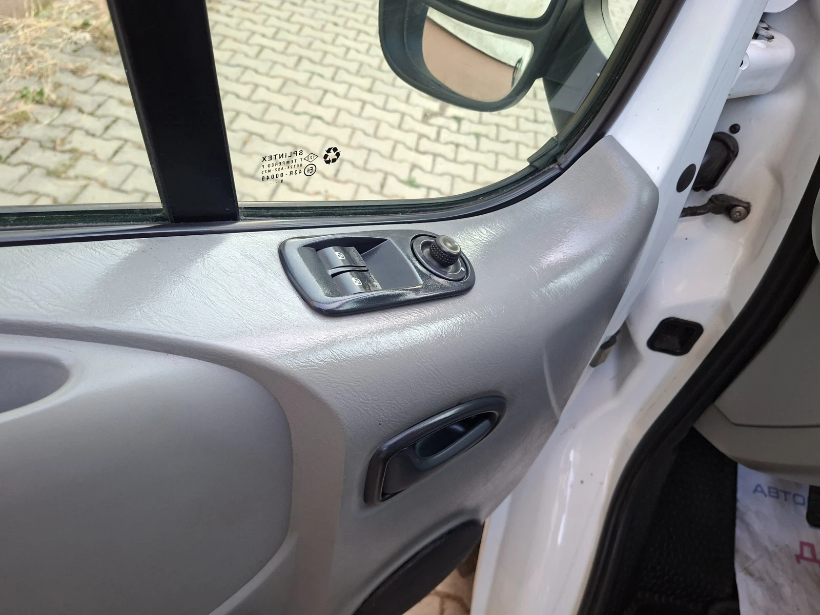 Opel Vivaro Топ състояние! Реални 270км, снимка 10 - Бусове и автобуси - 55610916