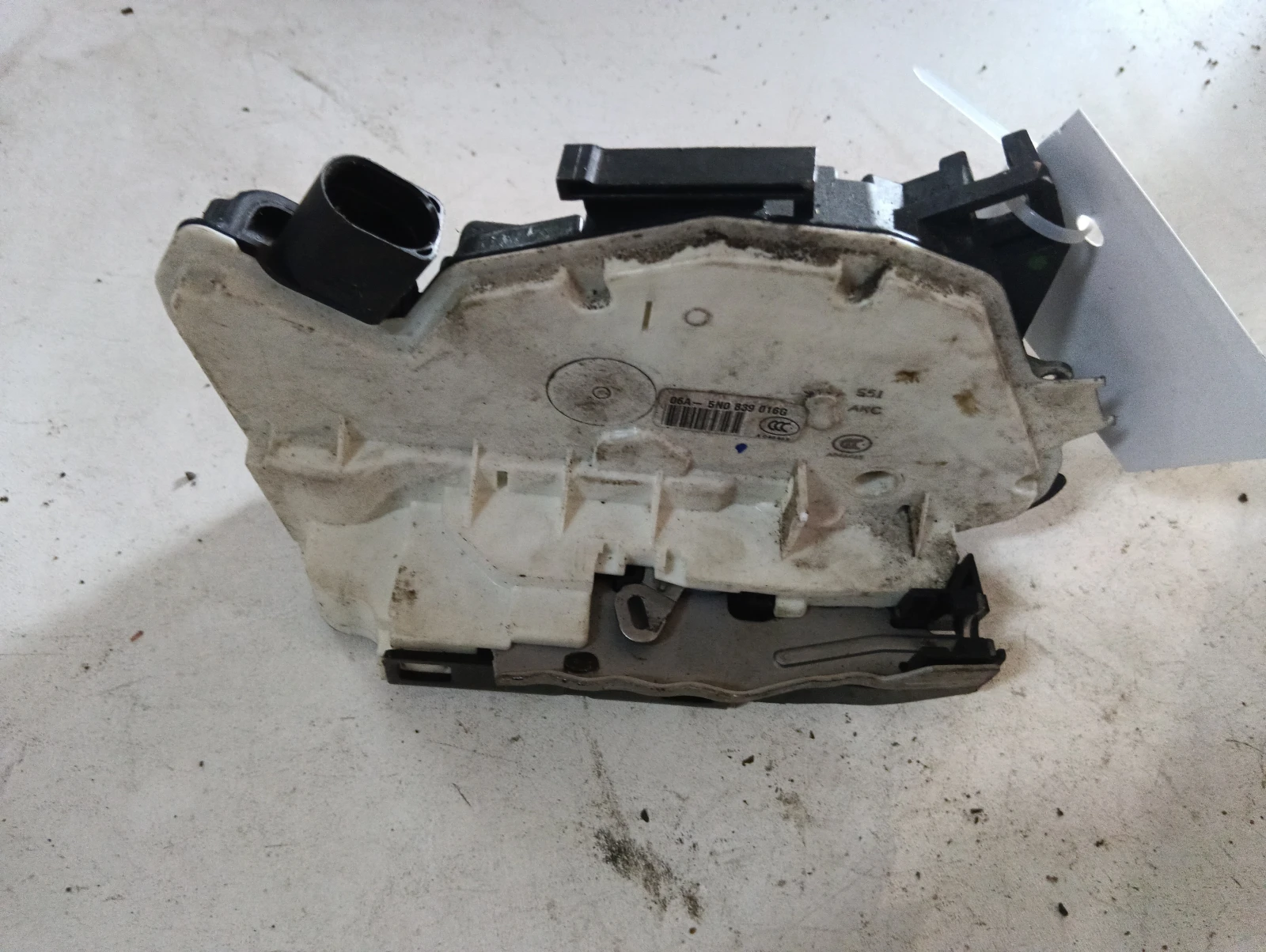 брава (задна дясна) 5N0839016G VW Tiguan