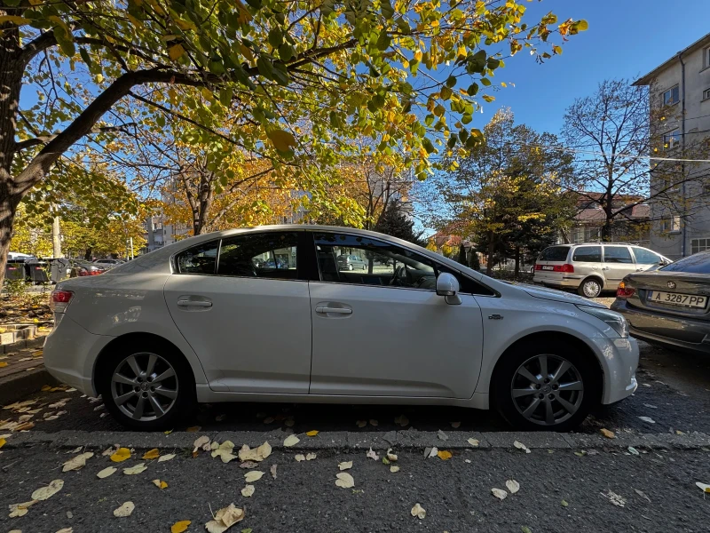 Toyota Avensis 2.2 D-CAT Автомат Нави седан 