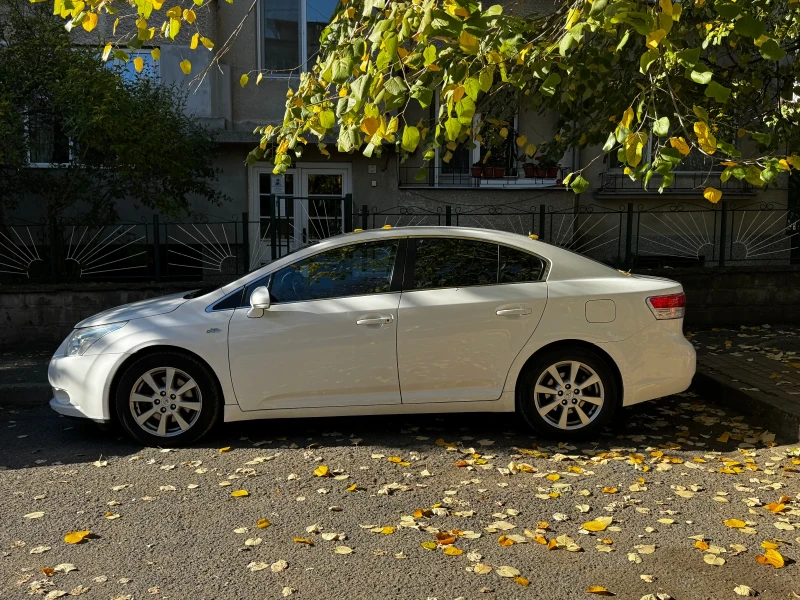 Toyota Avensis 2.2 D-CAT Автомат Нави седан , снимка 7 - Автомобили и джипове - 52714739