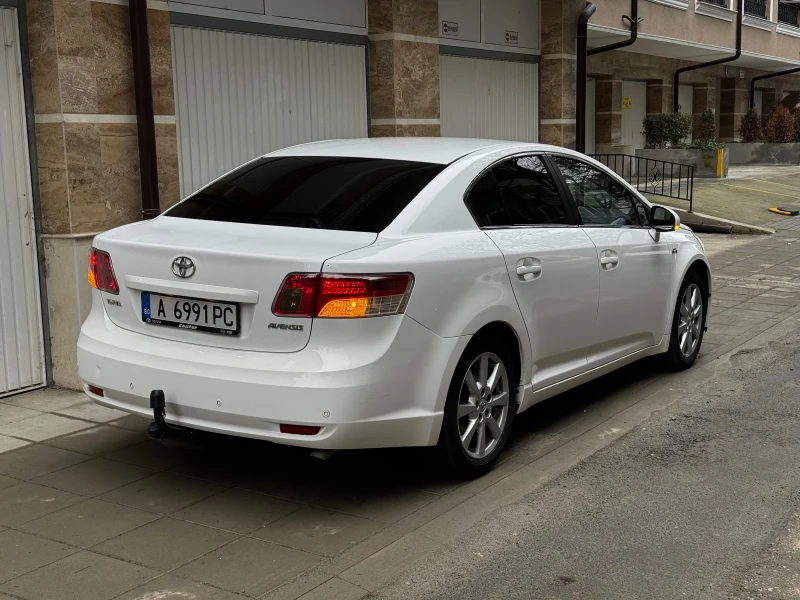 Toyota Avensis 2.2 D-CAT Автомат Нави седан , снимка 2 - Автомобили и джипове - 53132218
