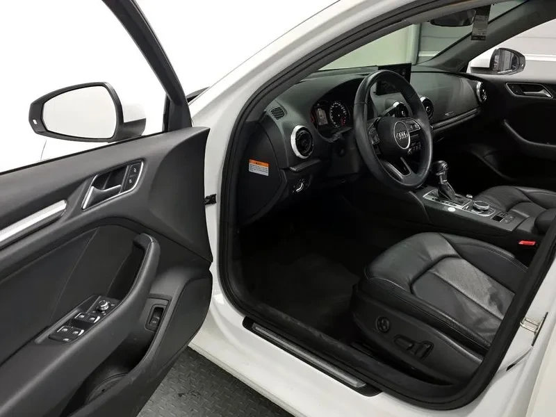 Audi A3 RS Pack * Keyless* Start/Stop* Blind Spot* Подгрев, снимка 8 - Автомобили и джипове - 54331652