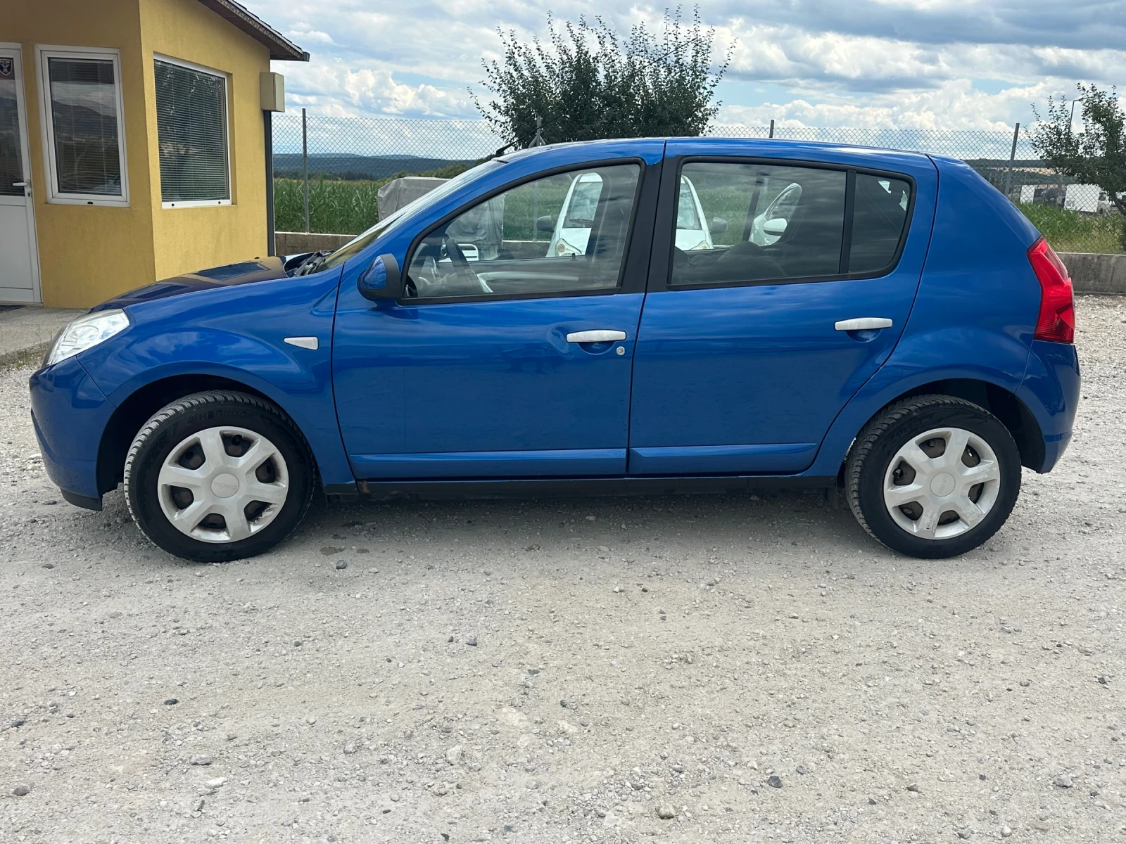 Dacia Sandero 1.2/75кс климатик 82000км - изображение 4