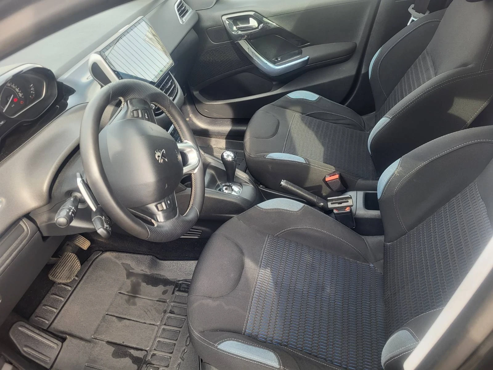 Peugeot 208, снимка 11 - Автомобили и джипове - 53842014