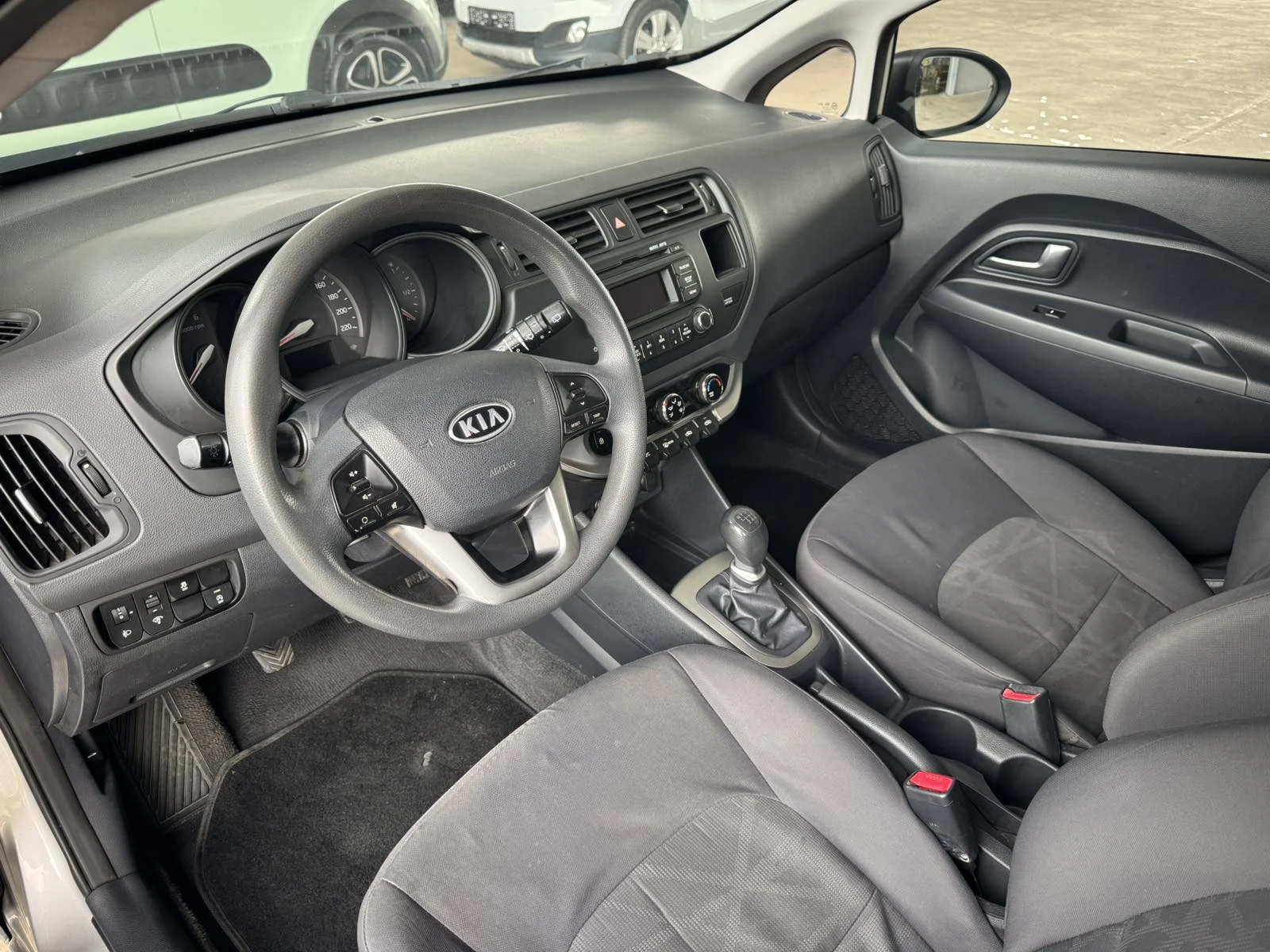 Kia Rio 75ps* 6ск* КЛИМАТИК* ПАРКТРОНИК* , снимка 9 - Автомобили и джипове - 56192994