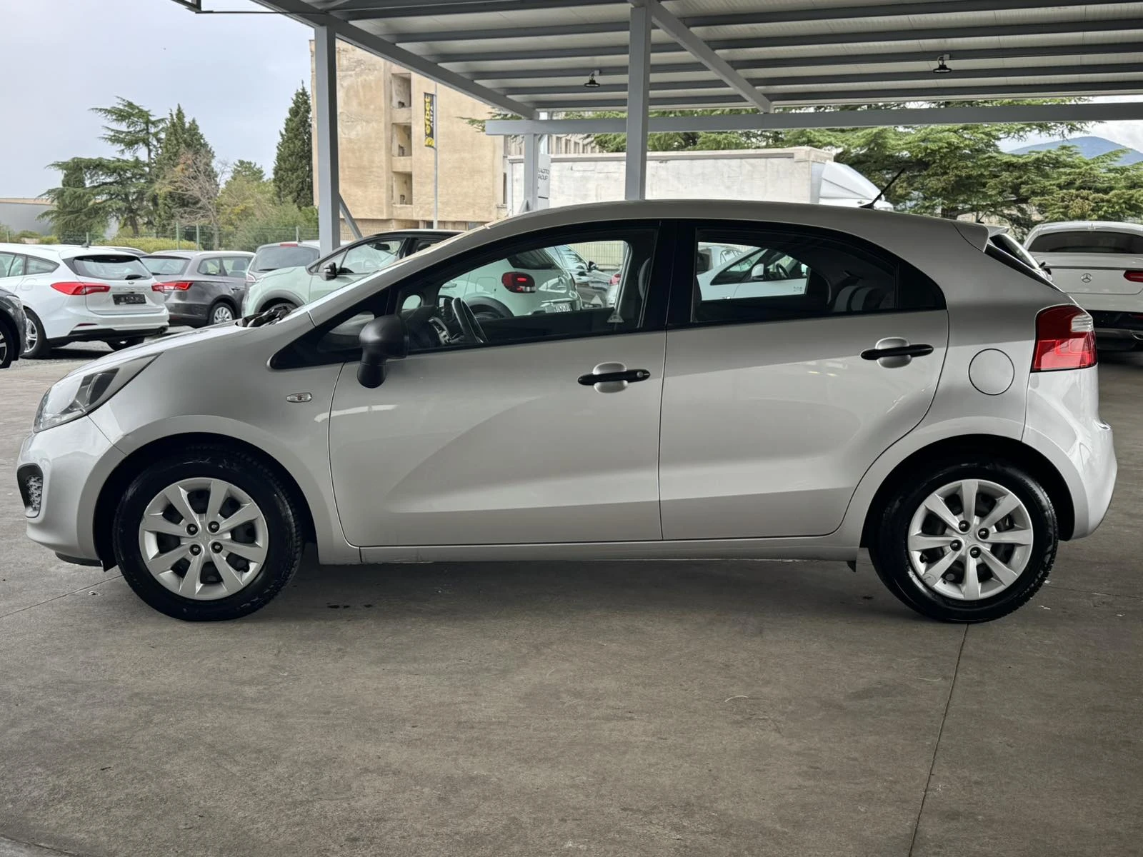 Kia Rio 75ps* 6ск* КЛИМАТИК* ПАРКТРОНИК* , снимка 2 - Автомобили и джипове - 56192994