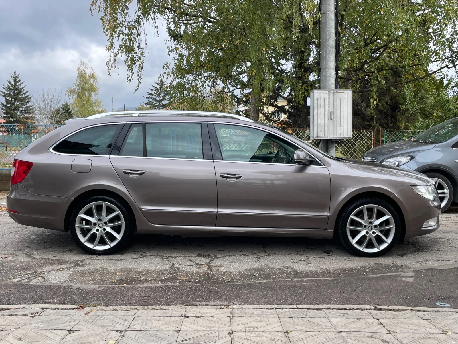 Skoda Superb 2.0TDI* 140kc, снимка 4 - Автомобили и джипове - 56677920