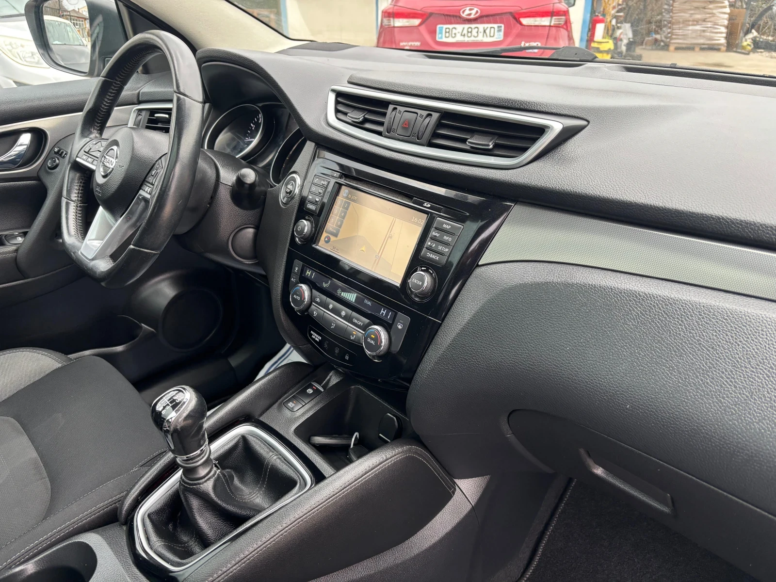 Nissan Qashqai, снимка 17 - Автомобили и джипове - 53888667