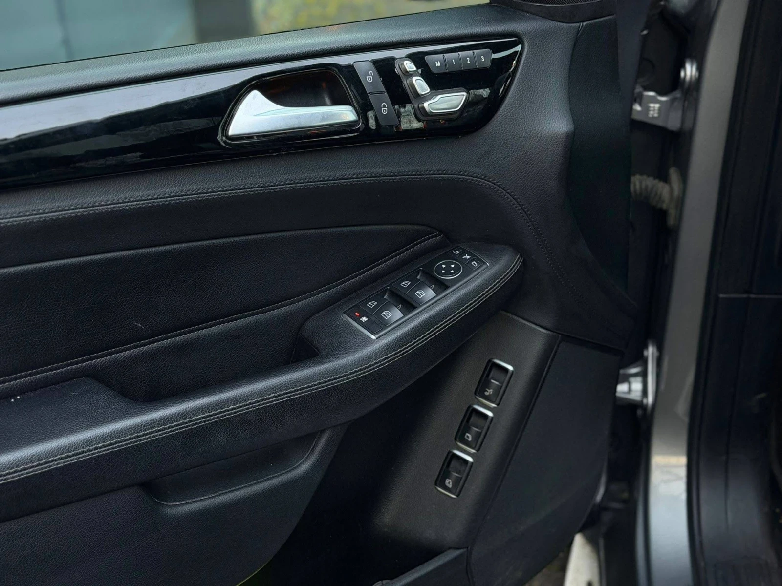 Mercedes-Benz GLS 350 D 4MATIC 7-МЕСТЕН AMG NIGHT PACK ПАНО ЛИЗИНГ 100% , снимка 5 - Автомобили и джипове - 54011793