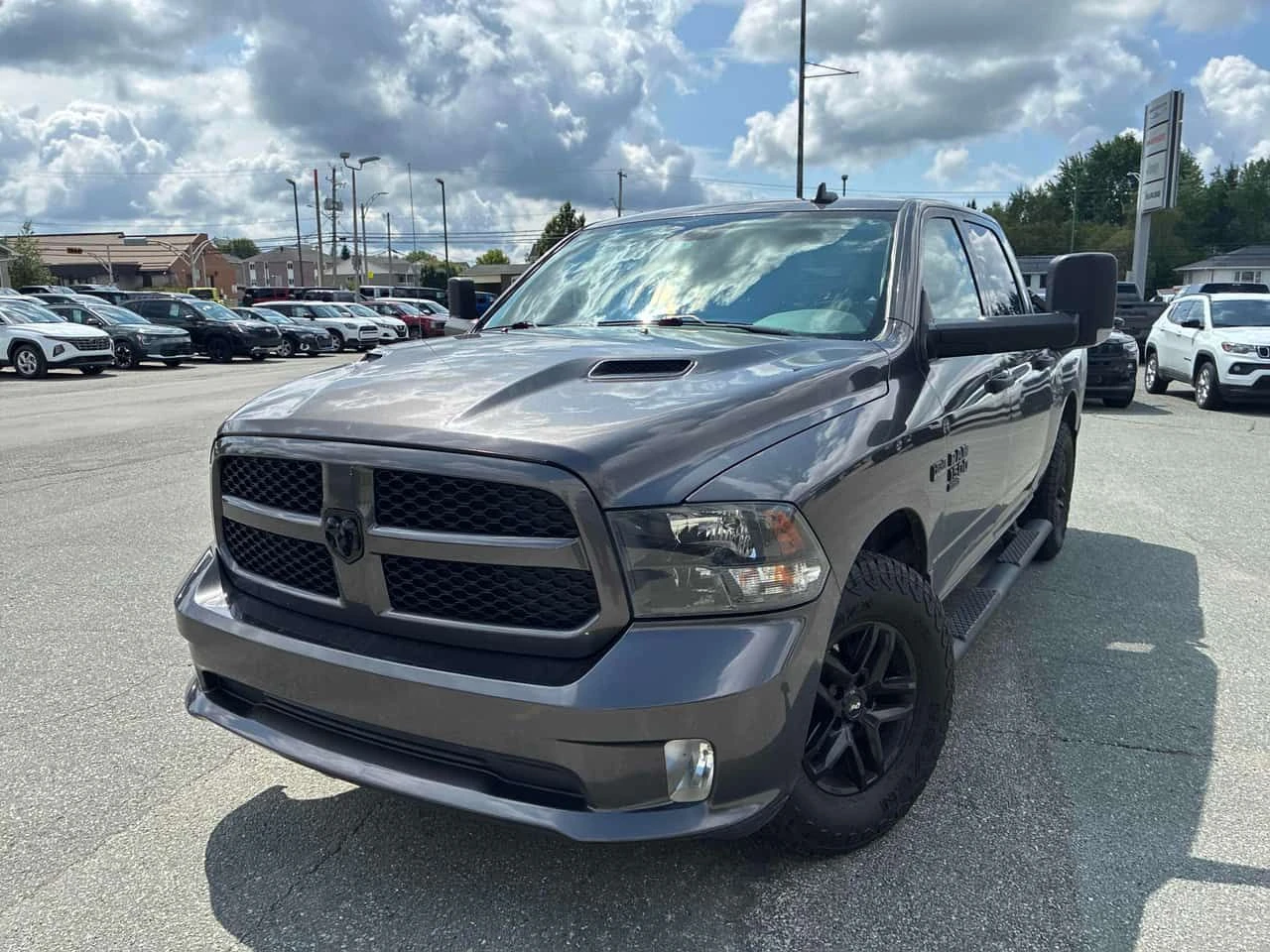 Dodge RAM 1500 * Express 4x4 Crew Cab 5'7" Box * CARFAX *
