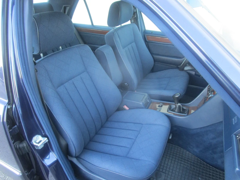 Mercedes-Benz E 200, снимка 15 - Автомобили и джипове - 53599384