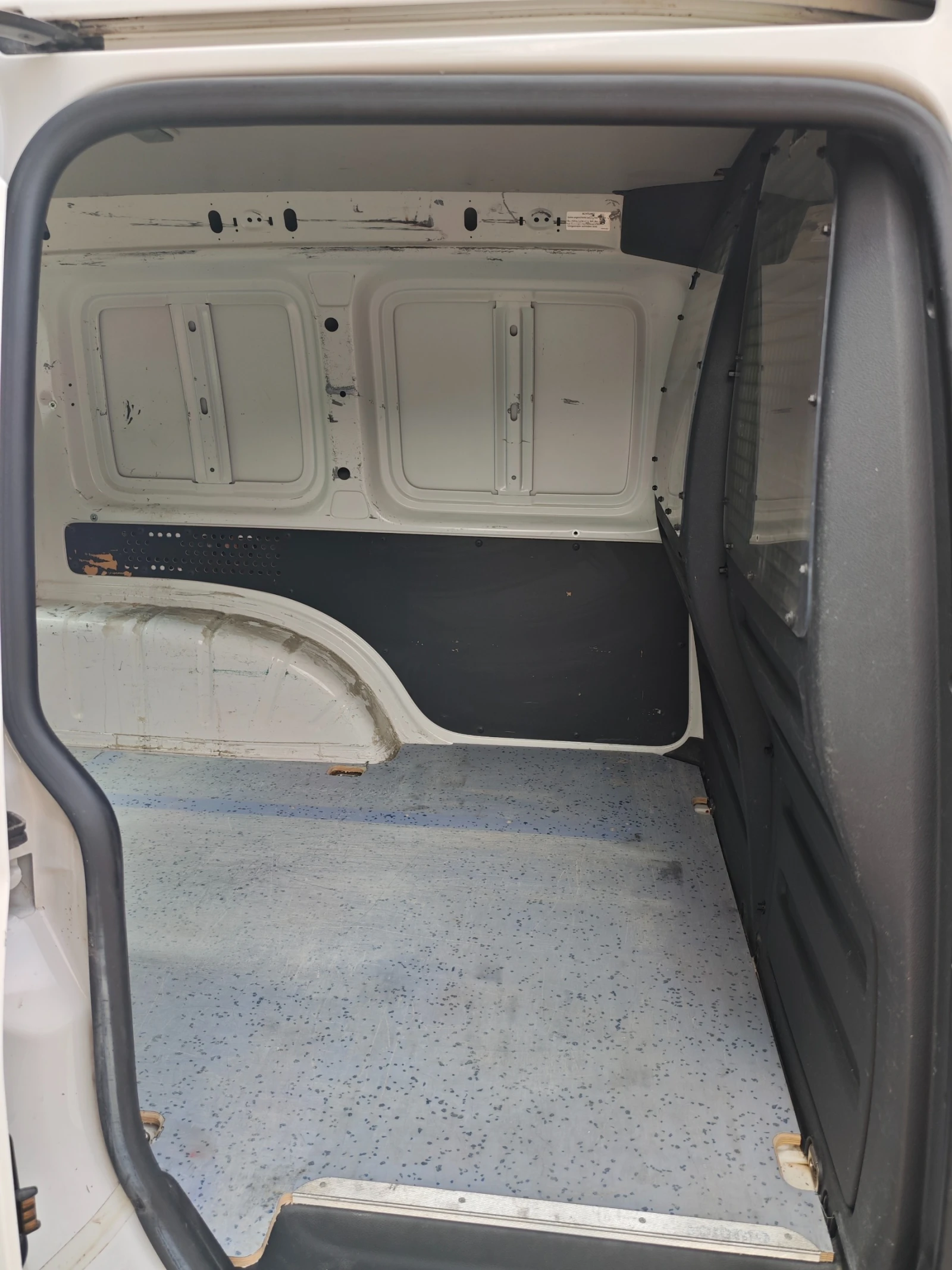 VW Caddy 1.6TDI НОВ ВНОС, снимка 3 - Автомобили и джипове - 55941534