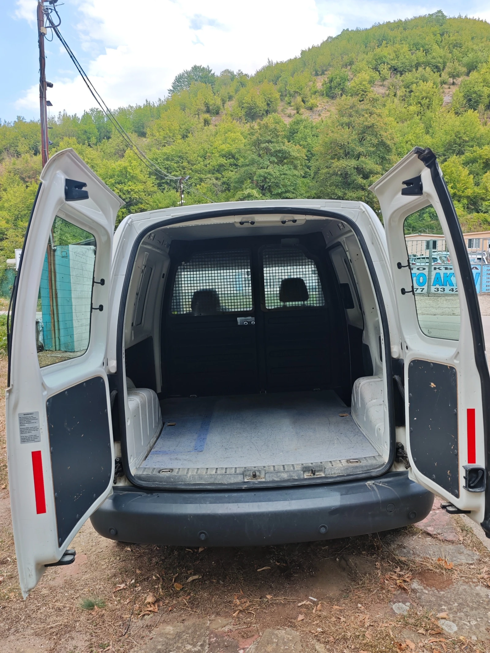 VW Caddy 1.6TDI НОВ ВНОС, снимка 7 - Автомобили и джипове - 55941534