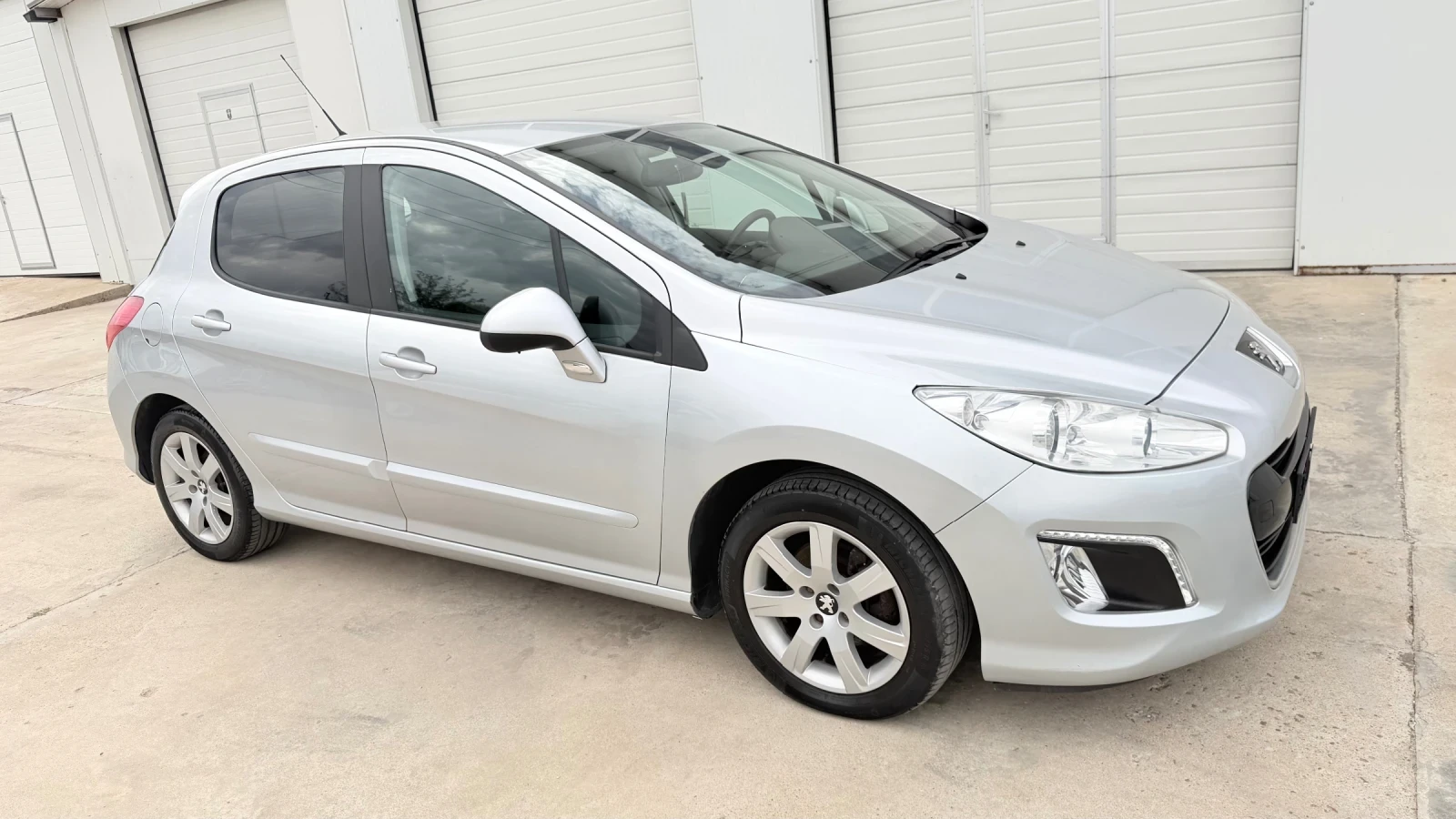Peugeot 308 1.6i 16v * Facelife* UNIKAT, снимка 13 - Автомобили и джипове - 36928993